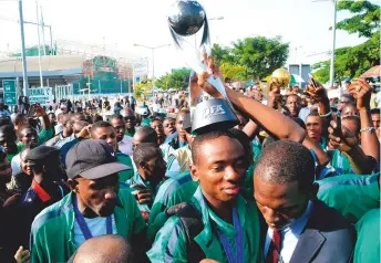  ??  ?? Ahead of the game...Nigeria’s Kelechi Nwakali with the 2015 Under-17 World Cup