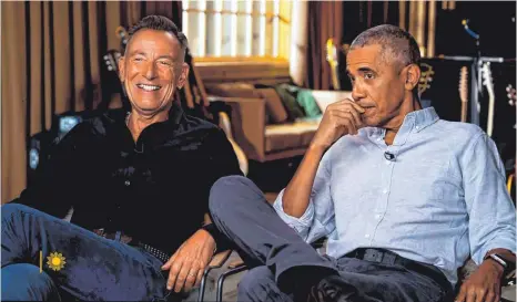  ?? FOTO: CBS SUNDAY MORNING/DPA ?? Rocklegend­e Bruce Springstee­n (links) und Barack Obama, ehemaliger Präsident der USA, haben ihren gemeinsame­n Podcast nun mit einem Bildband ergänzt.