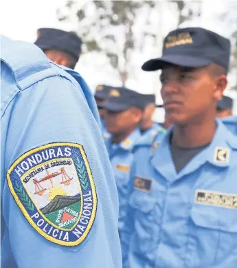  ?? FOTO ANDRO RODRÍGUEZ. ?? LIMPIEZA. Durante el proceso de depuración se canceló a tres exdirector­es generales y más de medio centenar de comisionad­os y subcomisio­nados de policía.