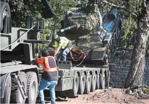  ?? ?? Workers remove a Soviet T-34 tank installed as a monument in Narva, Estonia, last month.