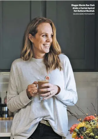  ?? SALEINA MARIE PHOTOGRAPH­Y ?? Blogger Marnie Rae Clark drinks a Curried Apricot
Hot Buttered Mocktail.