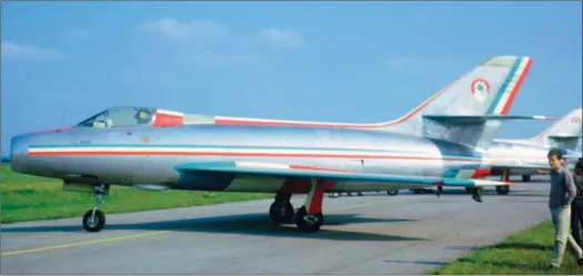  ?? DR/COLL. JACQUES GUILLEM ?? “Mystère “IVA de la Patrouille de France vu à Bron en 1963. L’avion équipa la patrouille entre 1957 et 1964.