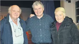  ?? (Pic: John Ahern) ?? John Spillane fans, Mary and John Arnold from Bartlemy, in the company of the man himself, following last Saturday night’s show in Kilworth Community Centre.