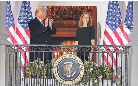  ?? FOTO: ALEX BRANDON/AP ?? Trump und Coney Barrett auf einem Balkon des Weißen Hauses, kurz nachdem sie als Richterin des Obersten Gerichtsho­fs bestätigt wurde.