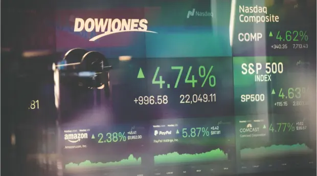  ?? Jeenah
Moon / Bloomb
erg ?? Monitors showing stock market info are seen through the window of the Nasdaq Marketsite on Monday, when New York Gov. Andrew Cuomo said
deaths from the coronaviru­s pandemic were showing signs of hitting a plateau in the state that has become the epicentre of the U. S. outbreak.