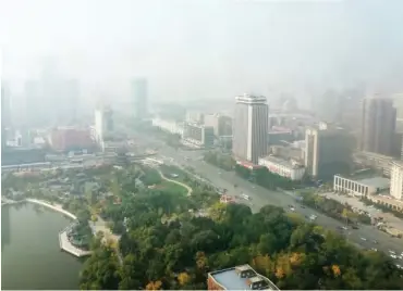  ??  ?? Morning view showing heavy grey clouds hung above Taiyuan city