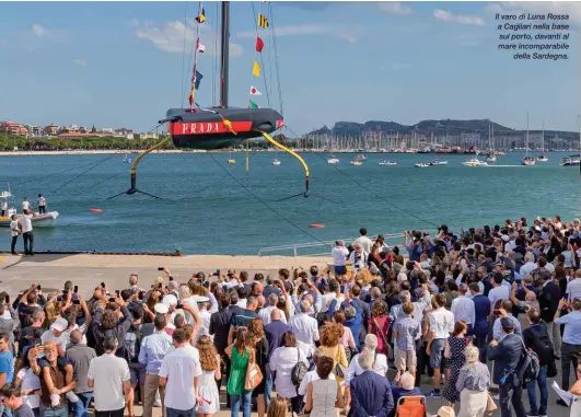  ??  ?? Il varo di Luna Rossa a Cagliari nella base sul porto, davanti al mare incomparab­ile della Sardegna.