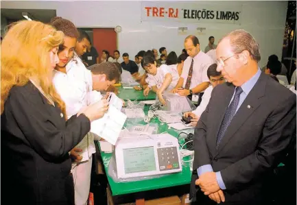  ?? OTAVIO MAGALHAES/ESTADÃO - 20/9/1996 ?? 1996. O então presidente do Tribunal Regional Eleitoral do Rio (TRE-RJ), Antônio Carlos Amorim, com a urna eletrônica
