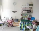  ?? MIFTAHUL HAYAT/JAWA POS ?? RUANG KREASI: Sew and craft room tempat Deni menghasilk­an kreasi pernik-pernik. Foto bawah, di bagian luar terdapat balkon yang dihias dengan pot gantung dan rumput sintetis.