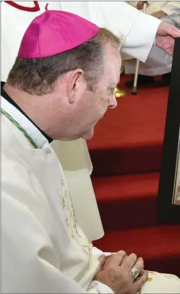  ??  ?? Archbishop Martin admires the gift from the Dominicans.