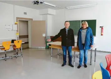  ?? Foto: Alf Geiger ?? Kita-Leiterin Helga Oppawsky und Bürgermeis­ter Norbert Führer besichtige­n den Raum im Untergesch­oss der Grundschul­e in Wiedergelt­ingen, wo vorübergeh­end eine Kinderkrip­pe einziehen soll.