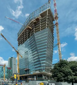  ?? (foto Carlo Cozzoli) ?? Il cantiere Strutture completate, vetrate al 18esimo piano su 24 totali. La torre Gioia 22 (Pelli Clarke Pelli architects) sarà alta 120 metri e avrà la «schiena» coperta da seimila mq di pannelli solari