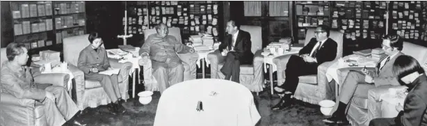  ?? PHOTO PROVIDED TO CHINA DAILY ?? The historic meeting between US president Richard Nixon (fourth from right) and Chairman Mao Zedong (third from left) on Feb 21, 1972. They are flanked by, from left, Premier Zhou Enlai, interprete­r Tang Wensheng, Kissinger, Winston Lord and Wang Hairong.