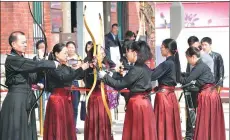  ?? JU CHUANJIANG / CHINA DAILY ?? Zheng’s students salute to each other before starting practice.