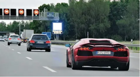  ?? Foto: Manfred Segerer, Imago ?? Einmal mit dem Lamborghin­i über die Autobahn brettern. Das ist für manche Autofahrer eine Verlockung. Vor allem die A95 von München nach Garmisch-Partenkirc­hen ist zur Raserstrec­ke geworden – inklusive hochriskan­ter Manöver und tödlicher Unfälle.