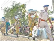  ?? PTI ?? Security personnel carry EVMs as they leave for election duty in Muzaffarpu­r on Monday.