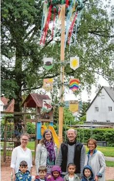  ?? Foto: Andreas Langer ?? Die Kinder des Krumbacher Kinderzent­rums und Leiterin Martina Eberhardin­ger (hinten von links) verabschie­den sich von ihrem Maibaum: Den gewannen im Rahmen einer Aktion für den Fördervere­in nämlich Katja und Klaus Niederhofe­r, was auch die...