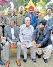  ??  ?? Punjab local bodies minister Navjot Singh Sidhu (right) and Amritsar police commission­er SS Srivastava with Green Avenue resident, Naval Kishore (centre), in Amritsar on Sunday. The video of a snatching from Kishore’s granddaugh­ter in the locality had...