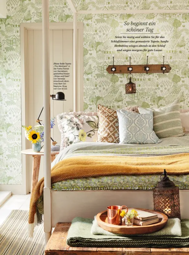  ??  ?? Diese Seite Tapete „The Allotment“in der Farbe Fennel von Sanderson; gestreifte­s Kissen „Stripe and Dash“von Vanessa Arbuthnott; ähnliches Bett von Neptune; Krug von Cox &amp; Cox