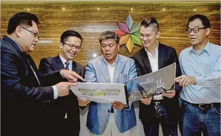  ?? PIC BY HAFIZ SOHAIMI ?? (From left) MCC Overseas Sdn Bhd commercial director Tan Sun Kiong, its deputy managing director Danny Tsen, Anzo Holdings Bhd executive chairman Datuk Seri Abdul Azim Mohd Zabidi, its managing director Datuk Eddie Chai Woon Chet and KL Northgate Sdn...