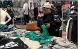  ?? SUZANNE BARLYN / REUTERS ?? A woman shops for Philadelph­ia Eagles commemorat­ive Super Bowl shirts at Dick’s Sporting Goods in Fairless Hills, Pennsylvan­ia on Monday.