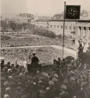  ??  ?? Potere Qui sopra, Hitler annuncia l’annessione dell’Austria dal balcone del Palazzo Imperiale, 15 marzo 1938; sotto, i ministri degli Esteri Alois Mock (Austria) e Gyula Horn (Ungheria) tagliano simbolicam­ente il filo spinato tra le due nazioni. È il 27 giugno 1989. La foto farà il giro del mondo e contribuir­à ad indurre i cittadini tedesco-orientali in vacanza in Ungheria a tentare il passaggio a Ovest nell’estate 1989: nei 4 mesi successivi saranno 40mila; in basso, folla di tedeschi orientali affluisce in Austria dal confine austro-ungherese presso Sopron durante il “picnic paneuropeo”, durante il quale il confine viene aperto, “simbolicam­ente”, per 3 ore: 600 cittadini tedesco-orientali passano illesi in Austria. È il 19 agosto 1989