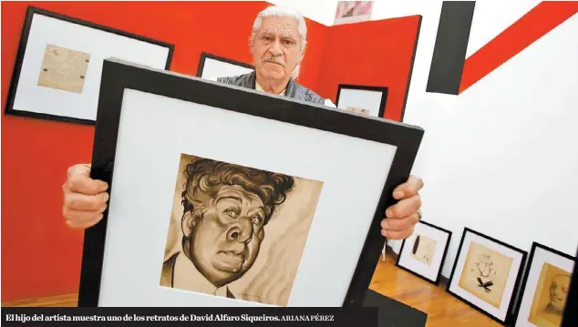  ?? ARIANA PÉREZ ?? El hijo del artista muestra uno de los retratos de David Alfaro Siqueiros.