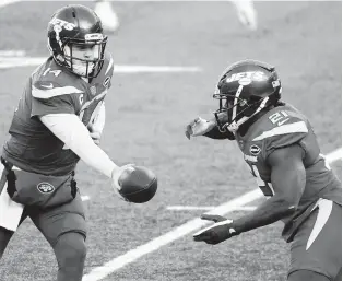  ?? BILL KOSTROUN/ASSOCIATED PRESS ?? Frank Gore, right, shown taking a handoff from Sam Darnold, has helped the previously winless New York Jets to two victories in a row and is third on the NFL’s all-time list of rushing yardage.