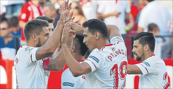  ?? FOTO: EFE ?? Goleador El brasileño Ganso, a la derecha, es uno de los futbolista­s del Sevilla más inspirados en ataque en este primer tramo de la temporada