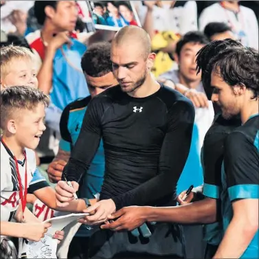  ??  ?? MADUREZ. Pau López, firmando autógrafos en Hong Kong, donde debutó con el Tottenham.