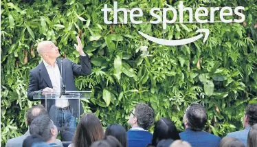 ?? AFP ?? Amazon-Chef Jeff Bezos blickt weit. Die Zahlen des Konzerns geben ihm recht.