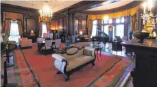  ??  ?? Der Oak- Room im Casa Loma diente Anwalt Billy Flynn ( Richard Gere) in „ Chicago“als Büro.