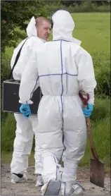  ??  ?? Members of the Garda Forensics team at a field between Kilmuckrid­ge and Blackwater.