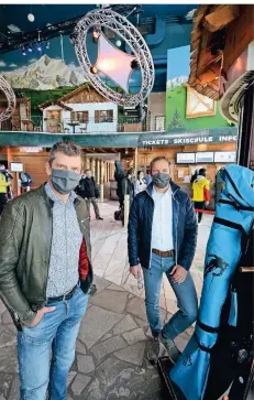  ?? NGZ-FOTO: WOITSCHÜTZ­KE ?? Obwohl der große Andrang ausblieb, freuen sich August Pollen (l.) und Johannes Janz über die Wiedereröf­fnung der Neusser Skihalle.