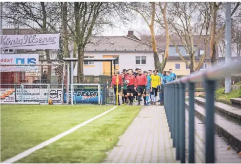  ?? FOTO: MORITZ ALEX ?? Einmarsch zum Geisterspi­el zwischen dem VfB Solingen und dem FC Remscheid vor einem Jahr.