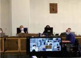  ??  ?? Sotto scorta
L’assessore comunale di Carmagnola Alessandro Cammarata davanti al tribunale di Asti in trasferta in aula bunker