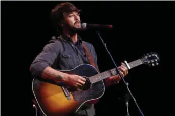  ?? Foto: Josh Anderson, Scanpix ?? Ryan Bingham spiller på Bergenhus festning i kveld.