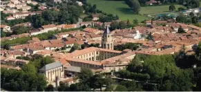  ??  ?? Située au sud du Tarn, la jolie petite ville de Sorrèze est connue pour son abbaye, transformé­e au XVIIIe siècle en Ecole royale militaire. De superbes bâtiments ouverts à la visite.