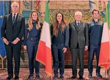  ?? IPP ?? Verso Pechino
Da sinistra, il numero 1 del Coni Giovanni Malagò, 62 anni, Michela Moioli, 26, Sofia Goggia, 29, il Presidente della Repubblica Sergio Mattarella, 80, e Giacomo Bertagnoll­i, 22. Nella foto grande la Goggia con la bandiera italiana: la porterà nella cerimonia di apertura dei Giochi di Pechino