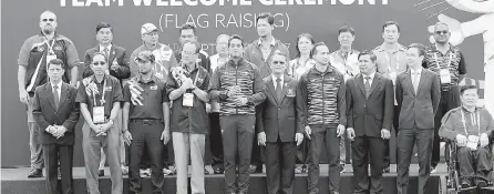  ?? — Gambar Bernama ?? BERSEMANGA­T: Khairy Jamaluddin (depan lima kiri) bergambar bersama wakil ketua-ketua kontinjen selepas 11 bendera kontinjen negara yang bertanding dinaikkan sempena Sukan Para ASEAN Ke-9 Kuala Lumpur 2017 di Stadium Nasional Bukit Jalil, semalam.