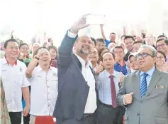  ?? - picture courtesy of KKM ?? Gobind (front, centre) and Ali (front, right) taking a wefie with Kota Kinabalu MP Chan Foong Hin (front, second left), Likas assemblyma­nTan Lee Fatt (front, left) and Sabah KKM staff at the state KKM building yesterday.