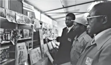  ??  ?? Vice-President Phelekezel­a Mphoko shows the late Cde Samora Machel (Mozambique President) and Zimbabwe President Cde Robert Mugabe a display of weapons captured by Zipra forces for the NAM conference in Maputo in 1978