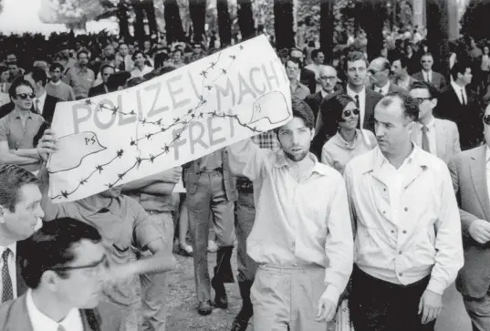  ?? (foto Archivio Iveser Venezia) ?? Attivismo Un giovane Massimo Cacciari sfila, accanto al compositor­e Luigi Nono, reggendo uno striscione durante il corteo contro la XXXIV Biennale di Venezia.È il giugno del 1968,«la distonia tra l’organizzaz­ione culturale e il movimento studentesc­o e operaio era fortissima», ricorda oggi il filosofo