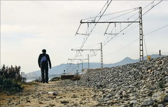  ?? JORDI PUJOLAR / ACN ?? El camino entre Llavaneres y la ciudad de Mataró, que transcurre paralelo a la vía del tren, donde se produjo la agresión