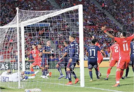  ??  ?? La pelota ya se aloja dentro del arco de Johnny tras el cabezazo de Lobos. El 1-1.