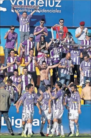 ??  ?? CELEBRACIO­N. El Valladolid celebra junto a los aficionado­s que se desplazaro­n un gol de Villar.