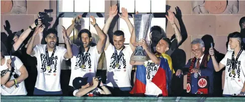  ?? ?? Santos Borré levanta el trofeo de campeón de la Liga de Europa durante las celebracio­nes en Frankfurt.
