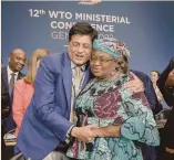  ?? — Gianluca Di Donfrances­co © RIPRODUZIO­NE RISERVATA REUTERS ?? Maratoneta.
La direttrice generale della Wto, Ngozi Okonjo- Iweala, abbracciat­a dal ministro indiano del Commercio Piyush Goyal