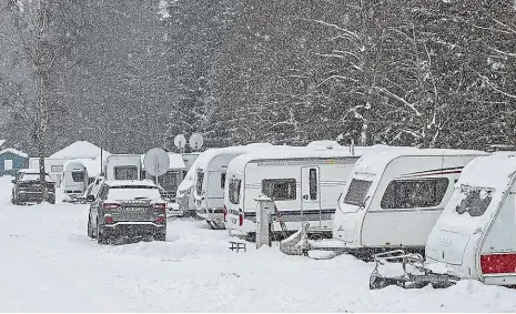  ?? Foto: Martin Veselý, MAFRA ?? Plno
Kemp v krkonošské­m lyžařském středisku Medvědín plný karavanů a obytných vozů. Penziony a hotely jsou zavřené.