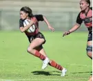  ?? Picture: EUGENE COETZEE ?? FULL FLIGHT: EP Queens fullback Johnerecia Booysen goes on a run during their match against the Bulls Daisies at the Wolfson Stadium in Kwazakhele on Saturday